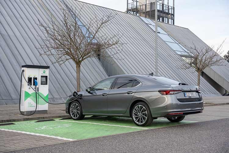 Như vậy, Skoda tin rằng hiện nay họ là “một trong những thương hiệu xe hybrid và plug-in hybrid châu Âu dễ tiếp cận nhất tại Úc ”. Đối với Skoda Octavia 2026, sẽ có hai phiên bản: Select Hybrid và phiên bản wagon, với giá khởi điểm từ 45.990 AUD (đã bao gồm phí đăng ký và các chi phí khác).