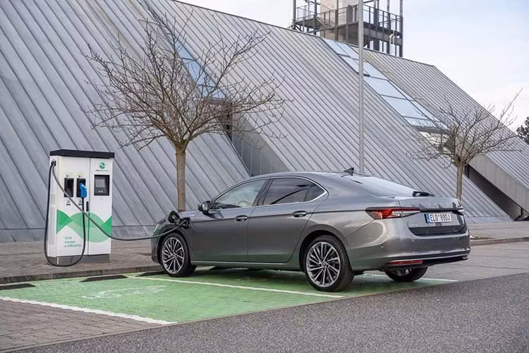 Như vậy, Skoda tin rằng hiện nay họ là “một trong những thương hiệu xe hybrid và plug-in hybrid châu Âu dễ tiếp cận nhất tại Úc ”. Đối với Skoda Octavia 2026, sẽ có hai phiên bản: Select Hybrid và phiên bản wagon, với giá khởi điểm từ 45.990 AUD (đã bao gồm phí đăng ký và các chi phí khác).