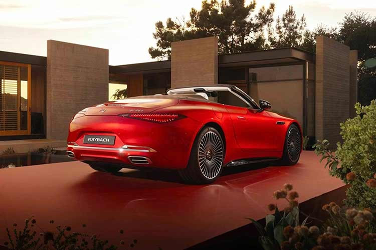 Mercedes-Maybach SL680 Monogram cũng có thêm khả năng cách âm so với SL63 và hệ thống treo mềm hơn. Tóm lại, nó sẽ ướt hơn và kém thú vị hơn khi lái so với các SL khác, nhưng những tinh chỉnh này thực sự sẽ làm tăng cảm giác sang trọng. Và bên cạnh đó, dòng sản phẩm của AMG sẽ đáp ứng nhu cầu của bạn nếu bạn muốn một chiếc SL chú trọng vào hiệu suất và sự nhanh nhẹn.