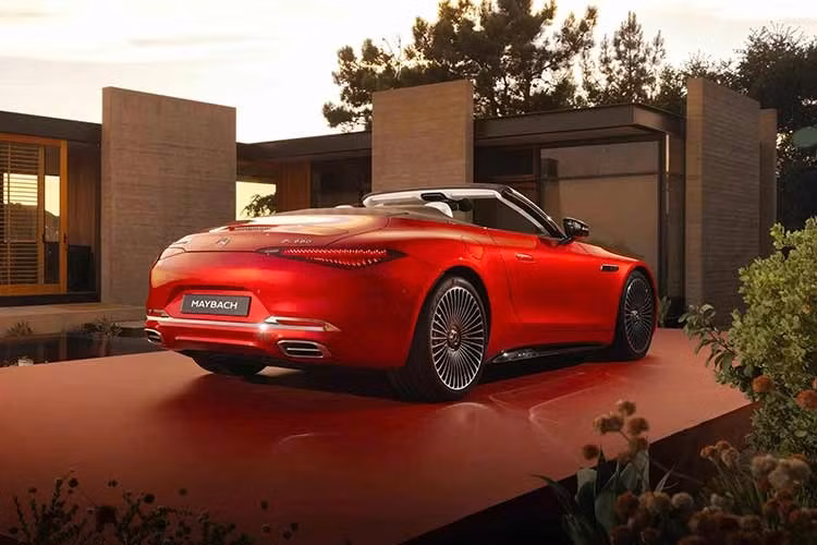 Mercedes-Maybach SL680 Monogram cũng có thêm khả năng cách âm so với SL63 và hệ thống treo mềm hơn. Tóm lại, nó sẽ ướt hơn và kém thú vị hơn khi lái so với các SL khác, nhưng những tinh chỉnh này thực sự sẽ làm tăng cảm giác sang trọng. Và bên cạnh đó, dòng sản phẩm của AMG sẽ đáp ứng nhu cầu của bạn nếu bạn muốn một chiếc SL chú trọng vào hiệu suất và sự nhanh nhẹn.