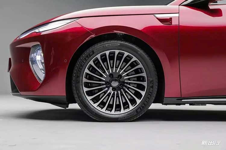 Khu vực phía sau BYD Seal 08 mang kiểu dáng fastback thể thao với cụm đèn hậu và các đường nét uốn lượn lấy cảm hứng từ đại dương. Thêm vào đó là bộ vành đa chấu với đường kính 19 inch, nằm trong lốp 245/45 R19.