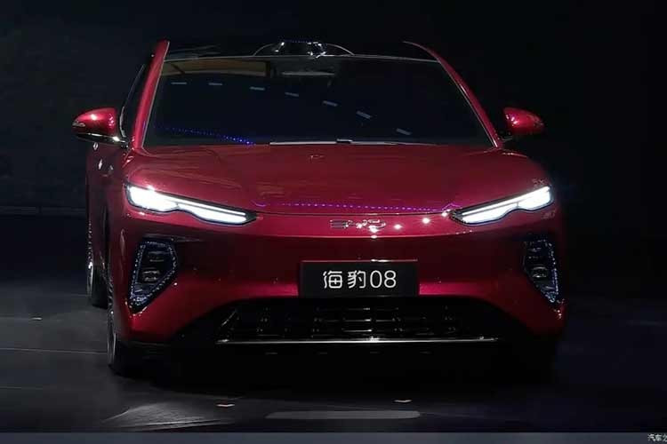 Mẫu xe sedan điện BYD Seal 08 2026 tiếp tục ngôn ngữ thiết kế của mẫu xe concept Ocean-S với phần đầu xe thanh thoát và năng động. Xe được trang bị lưới tản nhiệt đóng kín, đi kèm cụm đèn LED định vị ban ngày thanh mảnh với họa tiết dạng sóng phía dưới.