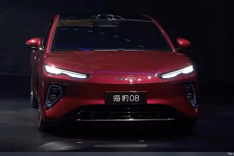 Mẫu xe sedan điện BYD Seal 08 2026 tiếp tục ngôn ngữ thiết kế của mẫu xe concept Ocean-S với phần đầu xe thanh thoát và năng động. Xe được trang bị lưới tản nhiệt đóng kín, đi kèm cụm đèn LED định vị ban ngày thanh mảnh với họa tiết dạng sóng phía dưới.