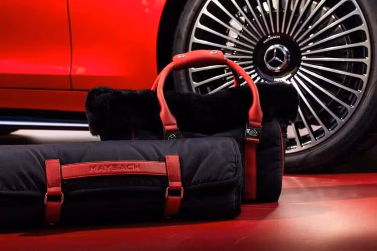 Để giúp động cơ V8 có cảm giác tinh tế như động cơ V12, các kỹ sư của Maybach đã thực hiện một số thay đổi quan trọng, bao gồm lắp giá đỡ động cơ mềm hơn, hiệu chỉnh lại đặc điểm bàn đạp ga và thêm hệ thống ống xả "tối ưu hóa tiếng ồn". Việc tối ưu hóa trong trường hợp này hoàn toàn trái ngược với những gì chúng ta, những người đam mê xe hơi, mong đợi sự ồn ào của 1 chiếc xe thể thao mui trần.