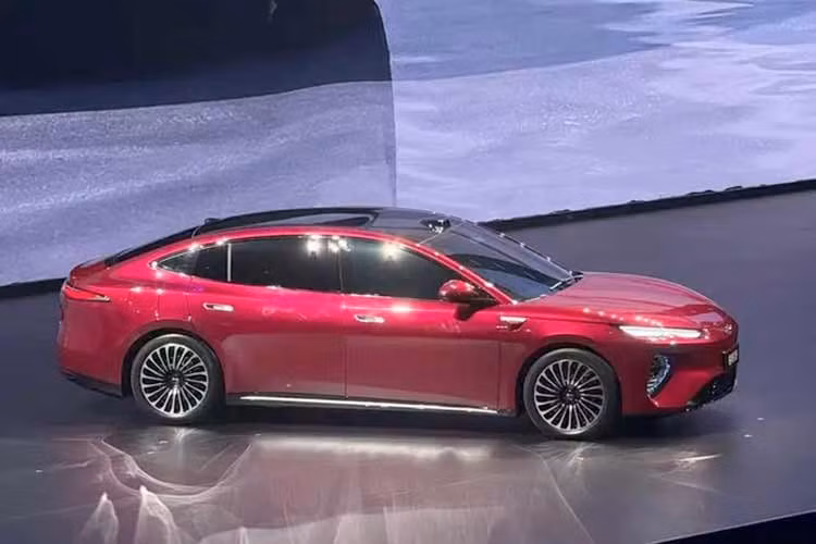 Đối với phiên bản dẫn động bốn bánh AWD, BYD Seal 08 dự kiến sở hữu công suất tối đa vượt 480 kW (khoảng 644 mã lực). Sức mạnh này giúp xe tăng tốc từ 0-100 km/h trong thời gian dưới 5 giây.