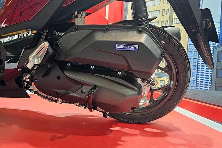 Về kích thước tổng thể, xe sở hữu thông số chiều dài x rộng x cao tương ứng là 1.887 × 686 × 1.086 mm. Trục cơ sở dài 1.286 mm, chiều cao yên ở mức 775 mm và khoảng sáng gầm 142 mm. Trọng lượng của xe khoảng 113 kg, đi kèm bình nhiên liệu dung tích 4,4 lít.