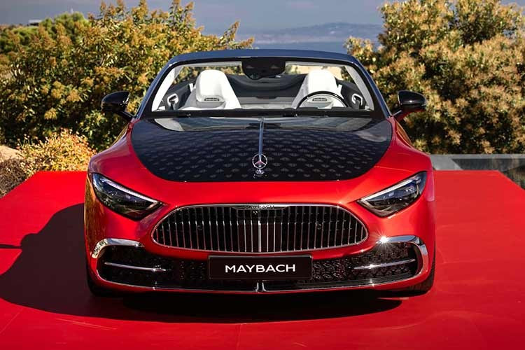 Điểm nhấn đầu tiên của xe là logo Maybach xuất hiện khắp nơi, bao gồm cả trên cửa hút gió phía trước và mui mềm, giống như cách các thương hiệu thời trang xa xỉ áp dụng tên của họ vào túi xách hàng hiệu, một cách nhận biết rất đẳng cấp.