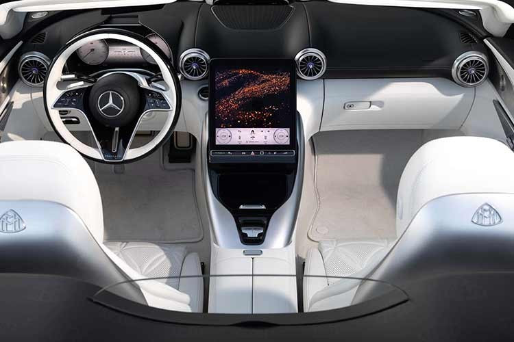 Nội thất có cách tiếp cận tương tự để giúp phân biệt Mercedes-Maybach SL với các SL khác. Mặc dù kiến ​​trúc bảng điều khiển cơ bản và màn hình cảm ứng dọc giống nhau, nhưng màn hình hiển thị phương tiện và cụm đồng hồ kỹ thuật số có hình ảnh động và đồ họa khởi động đặc trưng của Maybach và vô lăng, ghế ngồi, bảng điều khiển phía dưới và tấm ốp cửa đều được bọc da nappa trắng như pha lê.