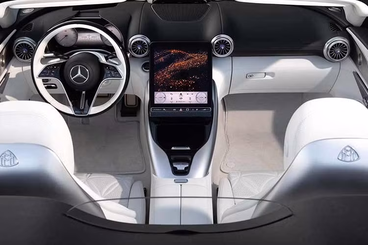 Nội thất có cách tiếp cận tương tự để giúp phân biệt Mercedes-Maybach SL với các SL khác. Mặc dù kiến ​​trúc bảng điều khiển cơ bản và màn hình cảm ứng dọc giống nhau, nhưng màn hình hiển thị phương tiện và cụm đồng hồ kỹ thuật số có hình ảnh động và đồ họa khởi động đặc trưng của Maybach và vô lăng, ghế ngồi, bảng điều khiển phía dưới và tấm ốp cửa đều được bọc da nappa trắng như pha lê.