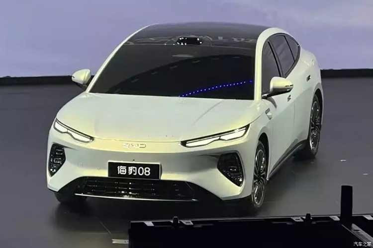 BYD cho biết mẫu xe mới dự kiến sẽ được bán ra thị trường Trung Quốc vào quý II năm nay. Trước đó, vào hồi tháng 12/2025, BYD đã công bố dòng sản phẩm “Ocean 8 Series Dual Flagship” gồm hai mẫu xe: Seal 08 và Sealion 08. Sau khi Seal 08 ra mắt, nhiều khả năng BYD Sealion 08 cũng sẽ sớm được giới thiệu trong thời gian tới.