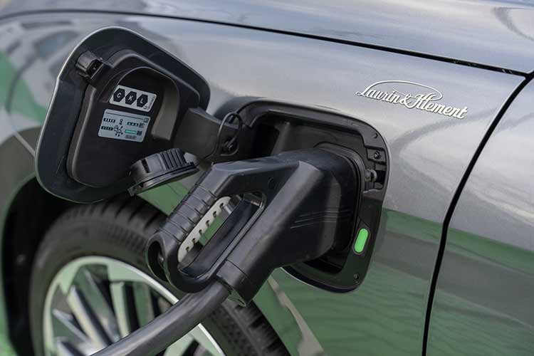 Hệ thống này có công suất 110 kW (148 mã lực) và cả hai phiên bản đều được trang bị hộp số DSG bảy cấp, một trang bị mới cho phiên bản năm 2026.