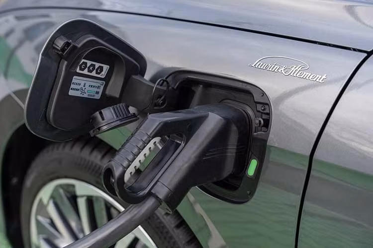 Hệ thống này có công suất 110 kW (148 mã lực) và cả hai phiên bản đều được trang bị hộp số DSG bảy cấp, một trang bị mới cho phiên bản năm 2026.