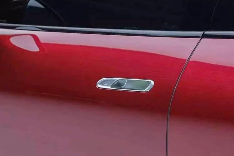 BYD Seal 08 sở hữu kích thước dài x rộng x cao lần lượt 5.150 x 1.999 x 1.505 mm và chiều dài cơ sở 3.030 mm. Kích thước này hứa hẹn mang đến không gian nội thất rộng rãi cho xe. Đáng tiếc là hiện không gian nội thất bên trong Seal 08 vẫn chưa được công bố.