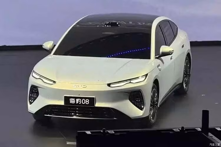 BYD cho biết mẫu xe mới dự kiến sẽ được bán ra thị trường Trung Quốc vào quý II năm nay. Trước đó, vào hồi tháng 12/2025, BYD đã công bố dòng sản phẩm “Ocean 8 Series Dual Flagship” gồm hai mẫu xe: Seal 08 và Sealion 08. Sau khi Seal 08 ra mắt, nhiều khả năng BYD Sealion 08 cũng sẽ sớm được giới thiệu trong thời gian tới.