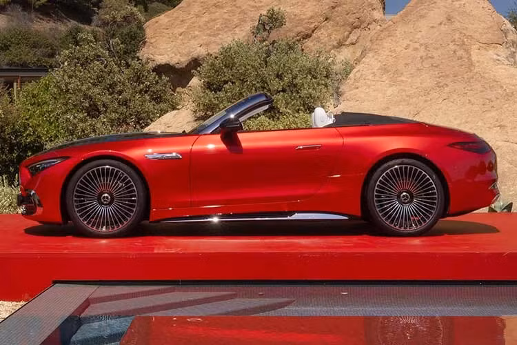 Trước đó, chiếc Mercedes-Maybach SL680 Monogram này có giá từ 18 tỷ đồng, nhưng công bố mới nhất cho thấy xe có giá xe chính hãng tại Việt Nam chỉ còn 14,89 tỷ đồng, một mức giá khá tốt để giúp nó canh tranh với nhiều mẫu xe thể thao tốc độ, khác hẳn phân khúc của xe là xe siêu sang mui trần.