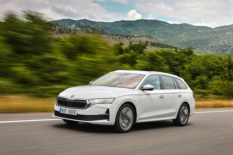 Trong khi đó, mẫu xe như Skoda Superb PHEV mới chỉ được cung cấp dưới dạng xe wagon (không giống như ở Anh, nơi nó cũng có kiểu dáng sedan và PHEV) và với phiên bản Select, còn Superb chạy xăng chỉ có sẵn ở phiên bản Sportline.
