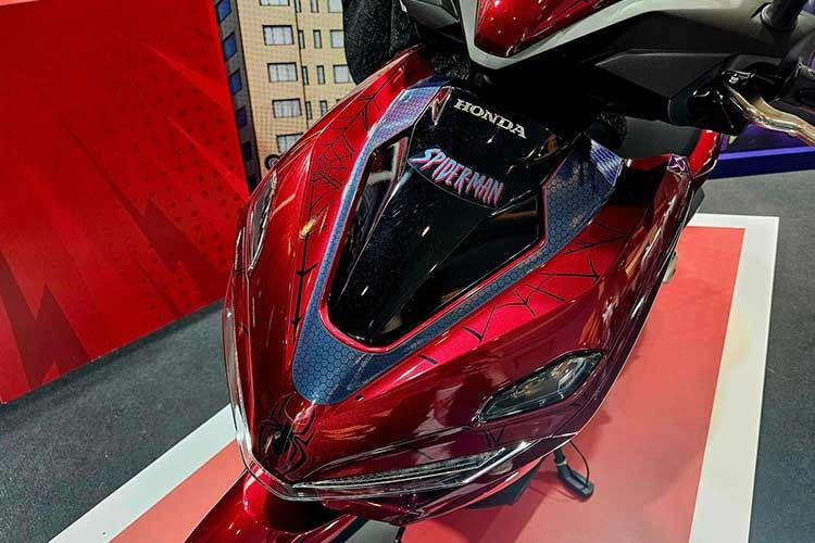 Phiên bản Spider-Man bùng nổ trong sắc đỏ đặc trưng, cùng các đường đồ họa lấy cảm hứng từ nhân vật, giúp chiếc xe mang dáng dấp của một người hùng đang xoay chuyển linh hoạt và bứt phá không ngừng giữa nhịp sống đô thị.