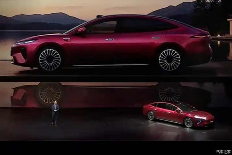 Được định vị là mẫu sedan đầu bảng của BYD, Seal 08 tích hợp nhiều công nghệ mới nhất của hãng như sạc siêu nhanh megawatt, pin Blade thế hệ thứ hai, hệ thống đánh lái bánh sau và hệ thống kiểm soát thân xe thông minh DiSus-A.