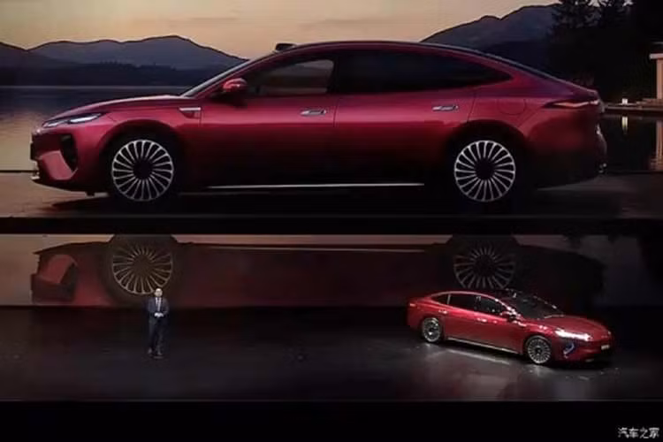 Được định vị là mẫu sedan đầu bảng của BYD, Seal 08 tích hợp nhiều công nghệ mới nhất của hãng như sạc siêu nhanh megawatt, pin Blade thế hệ thứ hai, hệ thống đánh lái bánh sau và hệ thống kiểm soát thân xe thông minh DiSus-A.