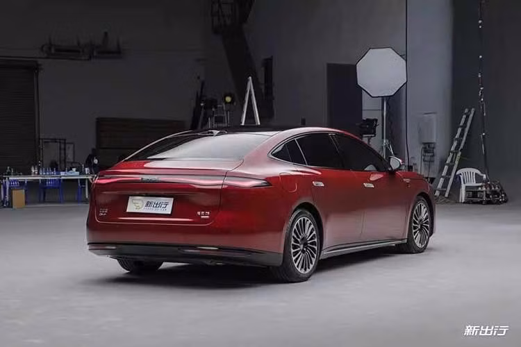 Ngoài hiệu năng và phạm vi hoạt động dài, Seal 08 còn được trang bị các công nghệ khung gầm như hệ thống đánh lái bánh sau để tăng khả năng xoay trở và hệ thống kiểm soát thân xe thông minh DiSus-A. Bên cạnh đó là hệ thống an toàn chủ động God’s Eye B (DiPilot 300) của BYD.