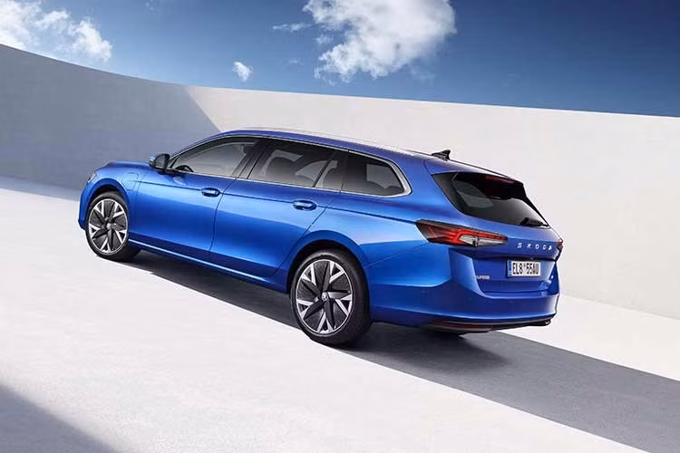 Các đặc điểm kỹ thuật bao gồm công suất hệ thống kết hợp là 150 kW hoặc 201 mã lực dựa trên cùng một động cơ TSI 1.5 lít và một mô tơ điện 85 kW. Dung lượng pin là 25,7 kWh, và phạm vi hoạt động bằng điện theo tiêu chuẩn WLTP không dưới 112 km.