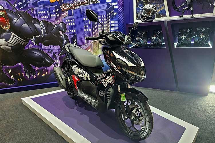 Xe cũng được trang bị một số tiện ích quen thuộc, bao gồm khóa thông minh Smart Key với chức năng mở khóa từ xa và hỗ trợ tìm xe trong bãi đỗ, cổng sạc USB. Cốp chứa đồ dưới yên có dung tích khoảng 23,2 lít, đủ để đặt mũ bảo hiểm nửa đầu cùng các vật dụng cá nhân.