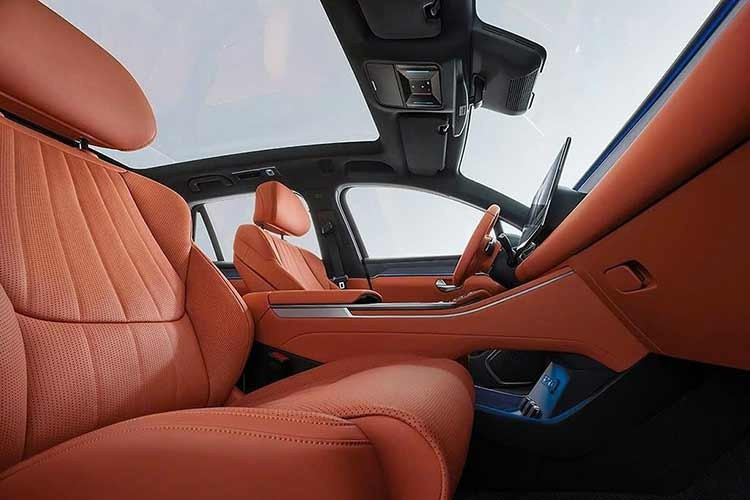 Seal 08 được xây dựng trên nền tảng điện áp cao 800V và trang bị pin Blade thế hệ thứ hai của BYD. Hệ thống này được kỳ vọng mang lại phạm vi hoạt động thuần điện vượt 1.000 km. Ngoài ra, Seal 08 còn hỗ trợ công nghệ sạc nhanh Flash Charging, cho phép xe chạy khoảng 400 km chỉ trong 5 phút sạc.