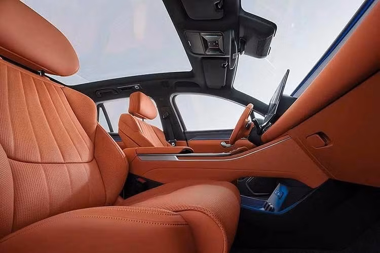 Seal 08 được xây dựng trên nền tảng điện áp cao 800V và trang bị pin Blade thế hệ thứ hai của BYD. Hệ thống này được kỳ vọng mang lại phạm vi hoạt động thuần điện vượt 1.000 km. Ngoài ra, Seal 08 còn hỗ trợ công nghệ sạc nhanh Flash Charging, cho phép xe chạy khoảng 400 km chỉ trong 5 phút sạc.