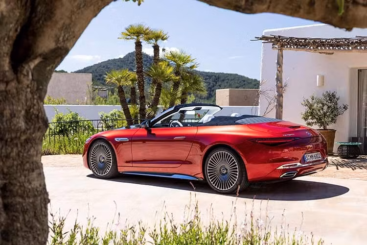 Và khách hàng thậm chí có thể tiến xa hơn nữa bằng cách thêm biểu tượng Maybach khắp nắp ca-pô được chia đôi bằng một cánh lướt gió mạ crôm. Mercedes-Maybach SL680 Monogram còn có viền kính chắn gió, hốc gió thấp hơn ở cản trước, lưới tản nhiệt Maybach riêng (tất nhiên là có đèn).