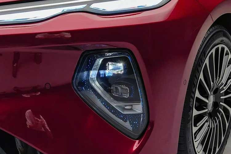 Hai hốc gió ở cản trước tích hợp hệ thống đèn pha với hiệu ứng ánh sao đẹp mắt. Trong khi đó, nóc xe được gắn cảm biến LiDAR để phục vụ các tính năng an toàn chủ động.