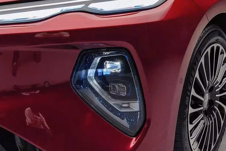 Hai hốc gió ở cản trước tích hợp hệ thống đèn pha với hiệu ứng ánh sao đẹp mắt. Trong khi đó, nóc xe được gắn cảm biến LiDAR để phục vụ các tính năng an toàn chủ động.