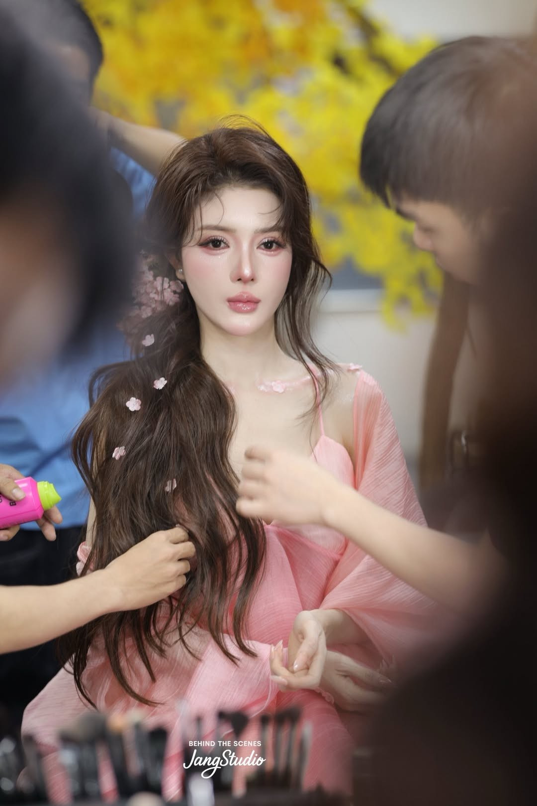 Về đời tư, Lilly Luta từng gây chú ý với mối tình ngắn ngủi cùng ca sĩ Bùi Anh Tuấn. Sau những ồn ào, người đẹp lựa chọn cuộc sống kín tiếng hơn, tập trung cho công việc và xây dựng hình ảnh người phụ nữ độc lập, tự chủ về tài chính. Trên mạng xã hội, cô thường chia sẻ những khoảnh khắc đời thường, công việc và hành trình chăm sóc bản thân, nhận được sự quan tâm ổn định từ người hâm mộ.