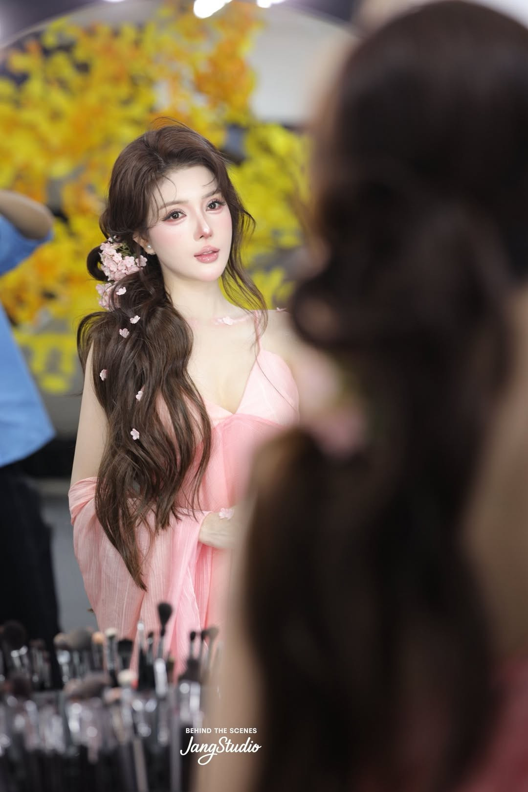 Năm 2011 và 2012, Lilly Luta từng đoạt danh hiệu Hoa khôi Trường Cao đẳng Công nghệ Thông tin, tạo bước đệm quan trọng cho con đường hoạt động nghệ thuật sau này.