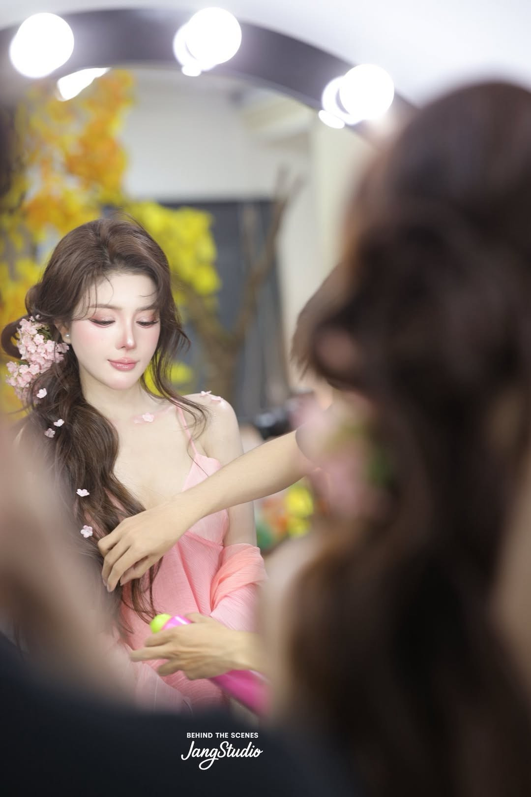 Nhờ sở hữu gương mặt xinh xắn, làn da trắng và phong cách ngọt ngào, Lilly Luta nhanh chóng trở thành một trong những hot girl đình đám của thế hệ 9X.