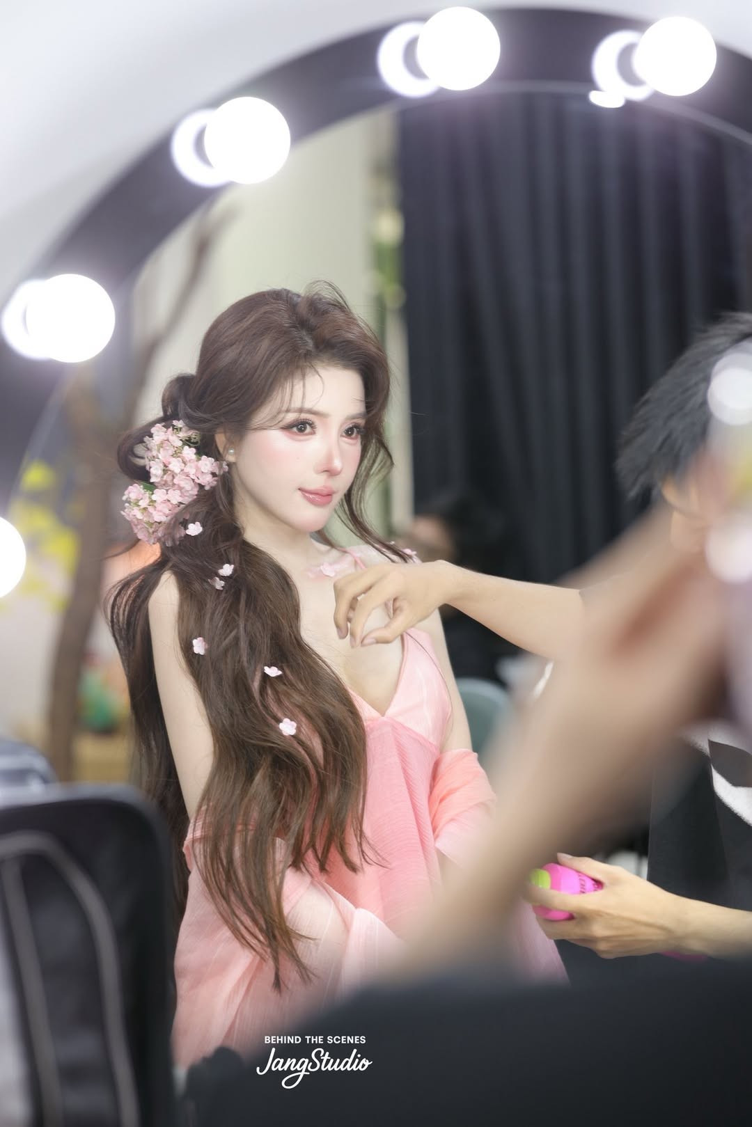 Chất liệu lụa mềm mại, rủ nhẹ ôm trọn đường cong cơ thể giúp hot girl Lilly Luta khoe trọn vẻ gợi cảm nhưng vẫn giữ được nét mong manh, thanh thoát đúng với danh xưng “búp bê Việt” từng gắn liền với cô suốt nhiều năm qua.