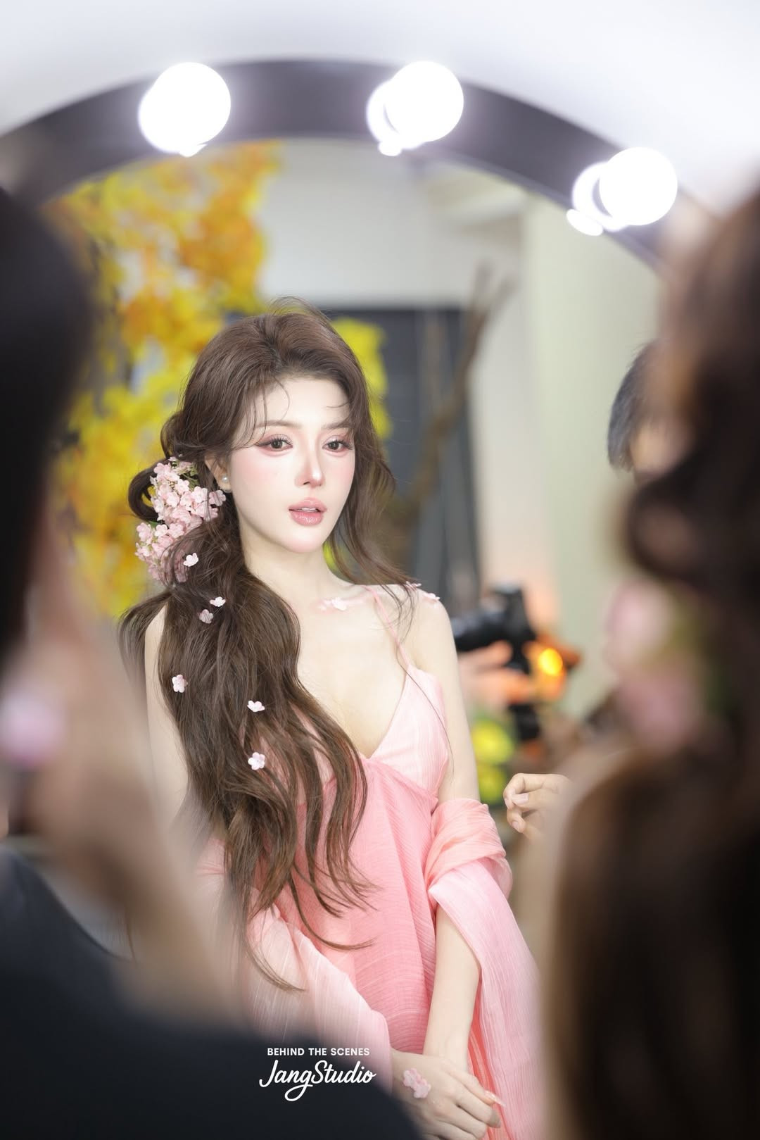 Dù chỉ là khoảnh khắc hậu trường, thần thái dịu dàng pha chút quyến rũ của Lilly Luta vẫn đủ khiến netizen “đứng ngồi không yên”.