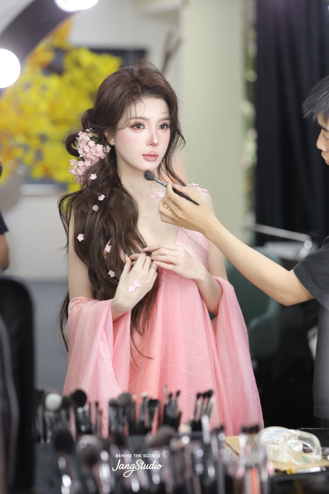 Nếu trước đây Lilly Luta gắn liền với hình ảnh dễ thương, trong trẻo thì hiện tại, người đẹp Khánh Hòa cho thấy sự “lột xác” rõ rệt khi theo đuổi phong cách gợi cảm, trưởng thành và táo bạo hơn nhưng không hề phản cảm.