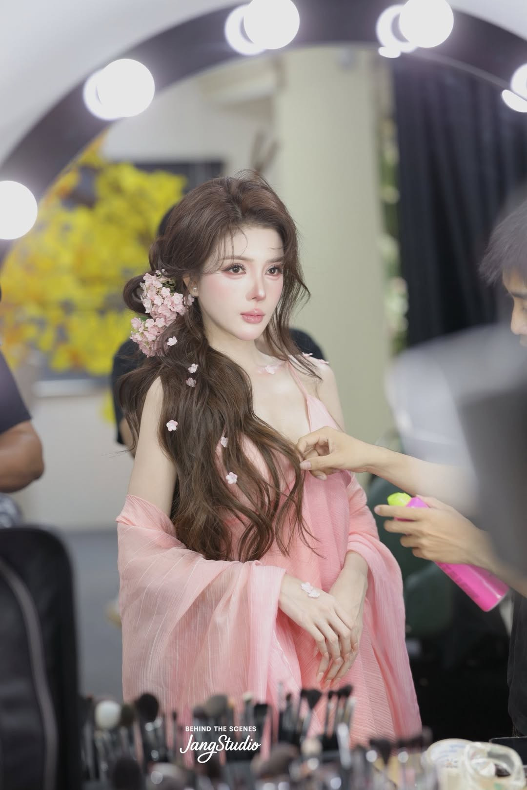 Trong không gian studio, Lilly Luta ghi điểm với layout trang điểm trong veo, làn da trắng mịn không tì vết, đôi mắt to tròn long lanh cùng sống mũi cao thanh tú. Mái tóc nâu dài uốn lơi, điểm xuyết những cánh hoa nhỏ mang đến tổng thể ngọt ngào, lãng mạn như nàng thơ bước ra từ tranh vẽ.