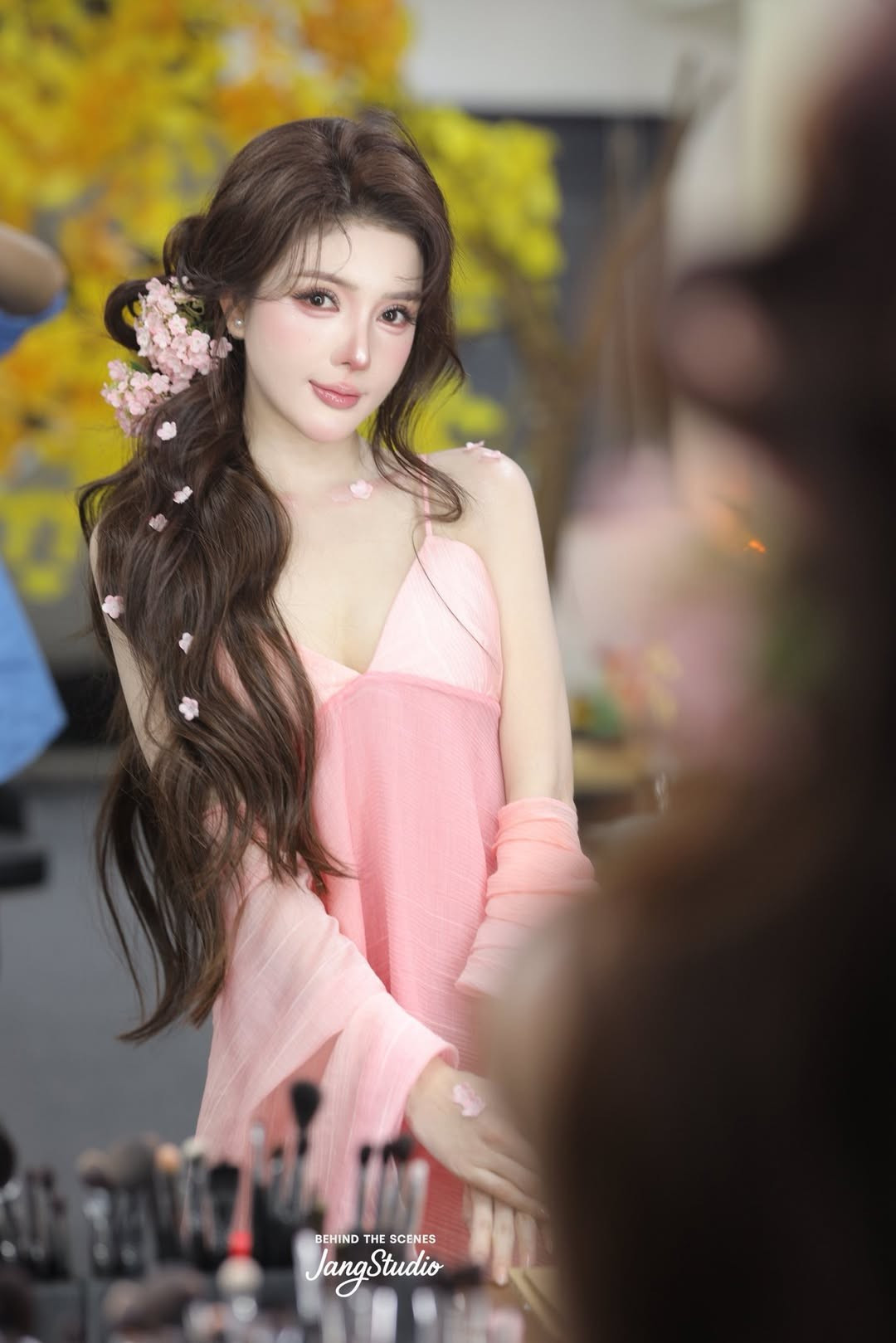 Nhiều khán giả nhận xét, ở tuổi ngoài 30, nhan sắc của Lilly Luta không hề bị thời gian bào mòn mà ngày càng mặn mà, sắc sảo hơn.