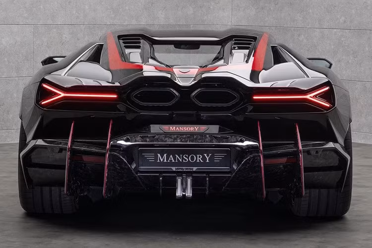 Lamborghini Revuelto trang bị động cơ V12 hút khí tự nhiên 6.5L, Mansory đã nâng cấp công suất từ 825 mã lực lên mức 880 mã lực và mô-men xoắn 760 Nm. Công suất tối đa khi kết hợp với động cơ điện lên đến 1.070 mã lực.