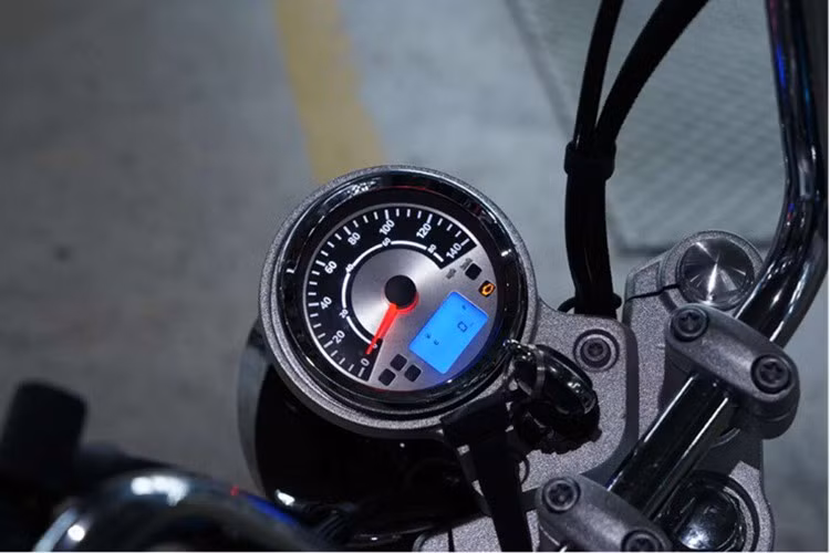 Bảng đồng hồ của xe môtô chopper WMoto Cruiser AMT 125 2025 là sự kết hợp giữa analog và màn hình kỹ thuật số, cung cấp đầy đủ thông tin cần thiết cho người lái khi di chuyển.