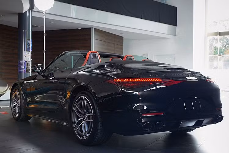 nhiên, đây là mẫu xe thể thao, và việc giảm giá bán đến 1,06 tỷ đồng cho thấy, hãng đang muốn đẩy nhanh các hàng tồn kho của xe Mercedes-AMG SL43, trước khi năm 2025 kết thúc.