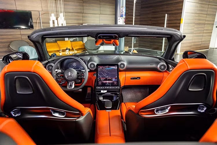 Bước vào bên trong khoang lái của Mercedes-AMG SL43, khách hàng sẽ cảm nhận ngay thế hệ mới có nhiều sự thay đổi, đầu tiên là bộ ghế phong cách thể thao, ôm lấy người ngồi sau vô lăng và ghế phụ, còn hành khách phía sau thoải mái hơn nhiều, đơn giản, hàng ghế thứ 2 dành cho con nhỏ, đi chơi cùng bố mẹ.