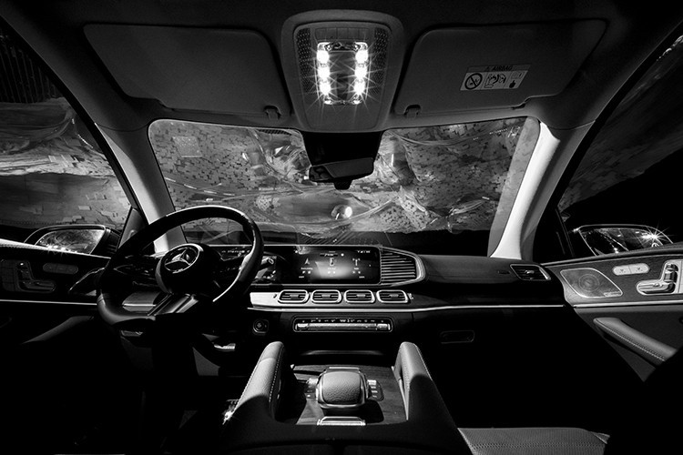 Xe sở hữu chức năng sạc không dây cho hàng ghế sau, màn hình MBUX Rear Tablet và tựa đầu sang trọng, hành khách ở hàng ghế thứ hai được tận hưởng sự thoải mái tương đương hạng thương gia.