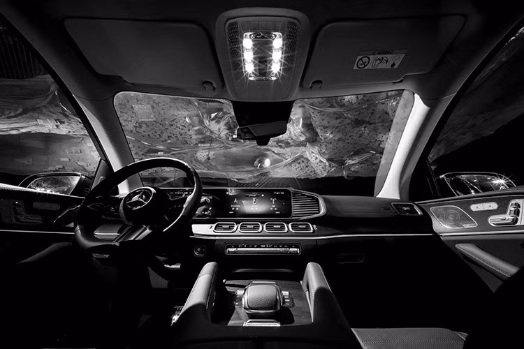 Xe sở hữu chức năng sạc không dây cho hàng ghế sau, màn hình MBUX Rear Tablet và tựa đầu sang trọng, hành khách ở hàng ghế thứ hai được tận hưởng sự thoải mái tương đương hạng thương gia.