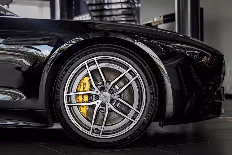 Cụ thể, các xe Mercedes-AMG SL43 đang có sẵn đều được sản xuất từ năm 2023, hiện trên thị trường đang có 2 xe SL43 lướt được chào bán, nhưng với giá bán chính hãng mới điều chỉnh, e rằng các xe cũ sẽ khó tìm đường về nhà mới. Xe đang bán tại Việt Nam thuộc thế hệ thứ 7, chiếc xe này có phần mặt tiền khá ấn tượng với lưới tản nhiệt vòng cung, được tạo hình bằng các nan dọc.