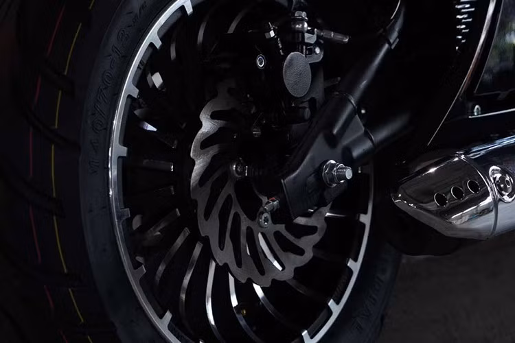 Tuy nhiên, xe không được trang bị hệ thống chống bó cứng phanh (ABS) hay hệ thống phanh kết hợp (CBS), điều này có thể là một điểm trừ với những ai quan tâm đến tính an toàn cao hơn.