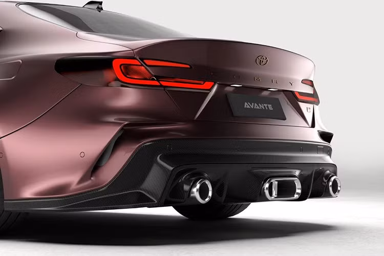 Trước đó, Avante từng tạo hình Toyota Camry theo phong cách thể thao màu xanh lá đậm với nhiều chi tiết carbon lộ thiên, đèn LED tinh gọn và phong cách gần gũi xe đua.