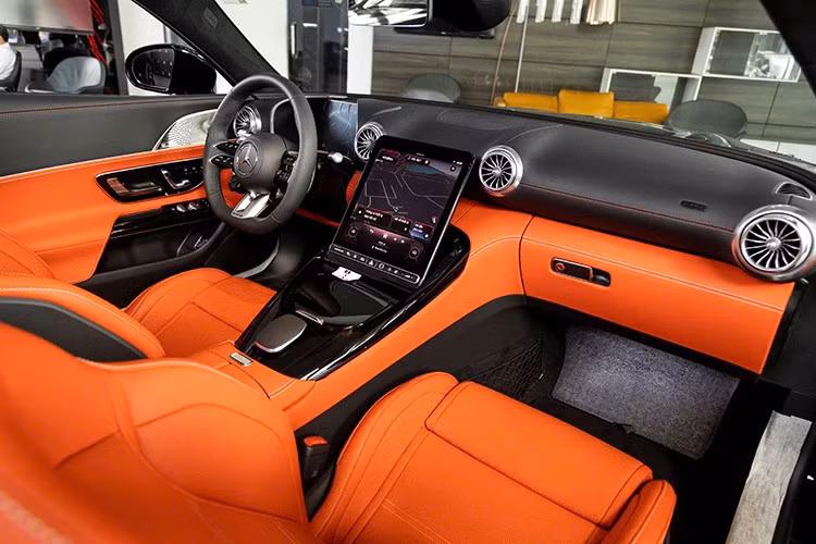 Mercedes-AMG SL43 2023 sở hữu mui mềm, thay vì kim loại như trước đây, điều này giúp trọng lượng xe giảm cân đến 21 kg. Thời gian đóng hoặc mở mui xe Mercedes-AMG SL43 thế hệ thứ 7 sẽ mất 15 giây, khách hàng chỉ cần ngồi trong khoang lái, nhấn nút, chiếc xe này sẽ tự động biến thành mui trần, hoặc đóng mui lại.