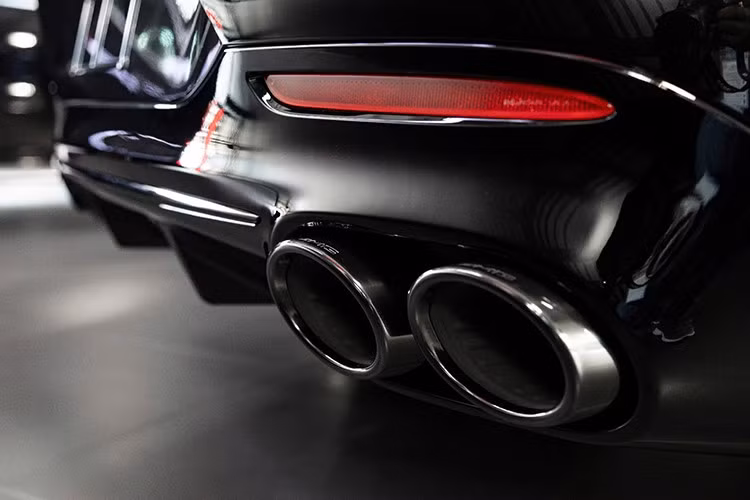 Cụm đèn pha LED mới có hình tam giác, phần hốc gió trước được nối liền, tiếp đến là hốc gió bên tích hợp thêm 2 thanh chia gió nhỏ. Dòng xe thể thao Mercedes-AMG SL43 còn sẽ được trang bị la-zăng mới, đa chấu kép, thể thao, như xe trong bài, chi tiết này màu bạc cùng kẹp phanh màu vàng.